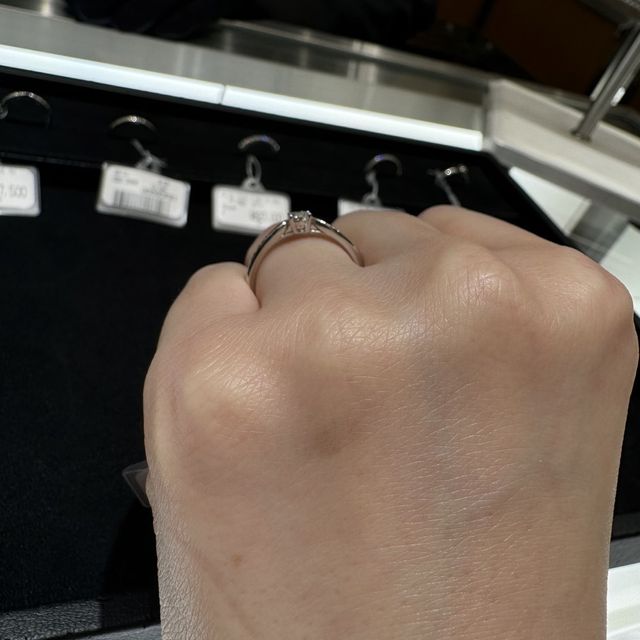 【ティファニー(Tiffany & Co.)の口コミ】 エタニティかエタニティに一粒ダイヤがついたものを探していたので、類似…