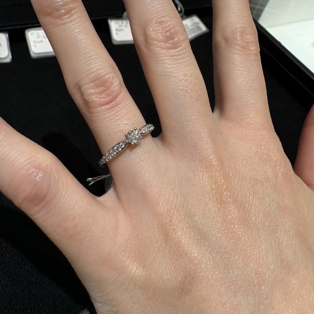 【ティファニー(Tiffany & Co.)の口コミ】 エタニティかエタニティに一粒ダイヤがついたものを探していたので、類似…