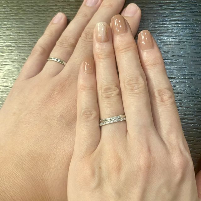 【HIROUMI(ヒロウミ)の口コミ】 婚約指輪と結婚指輪の重ね付けができ、普段使いができるところが気に入っ…