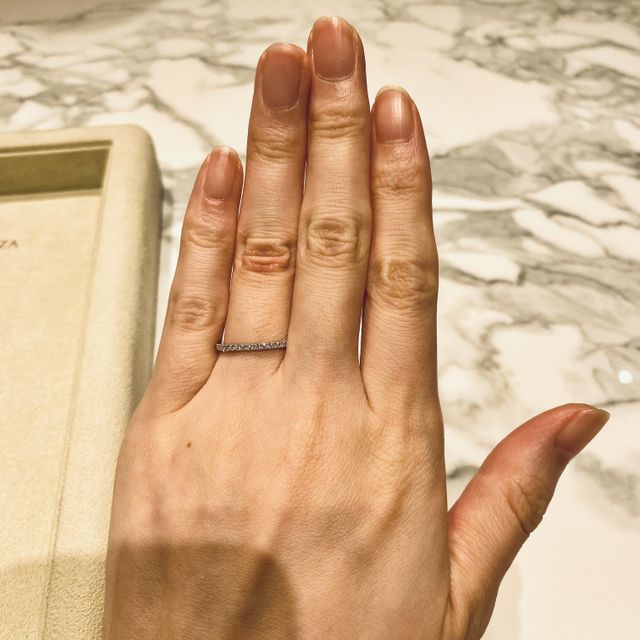 【HIROUMI(ヒロウミ)の口コミ】 婚約指輪と結婚指輪の重ね付けができ、普段使いができるところが気に入っ…