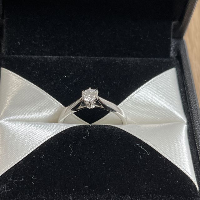 【エクセルコダイヤモンド(EXELCO DIAMOND)の口コミ】 シンプルで少し高さがあるのでダイヤが綺麗に見えると思いました。横から…