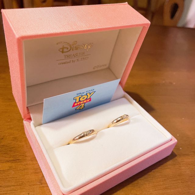 【ケイウノ ブライダル(K.UNO BRIDAL)の口コミ】 ピクサーのトイストーリー3に登場するウッディーをモデルにした指輪です。…