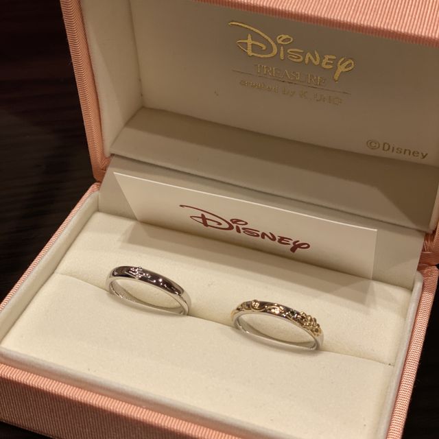 【ケイウノ ブライダル(K.UNO BRIDAL)の口コミ】 二人の好きなディズニーデザインの指輪。男性側はシンプルにさりげなくワ…