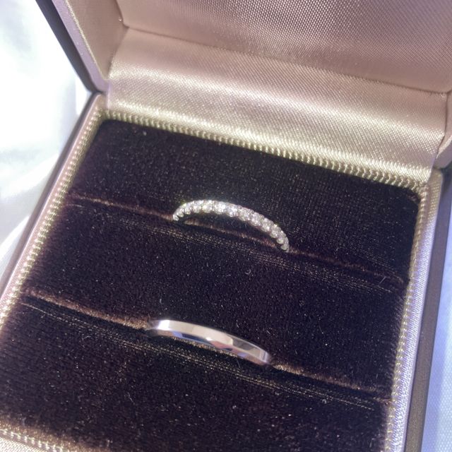 【アイプリモ(I-PRIMO)の口コミ】 こちらの指輪の女性用はハーフエタニティリングです。
普通のプラチナリン…
