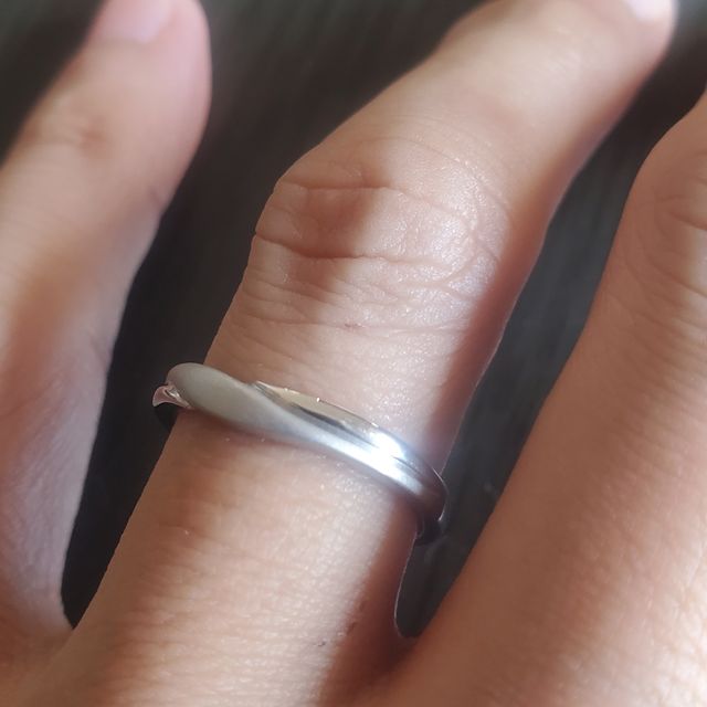 【銀座ダイヤモンドシライシの口コミ】 指輪の着け心地が良く、とても軽いので付けている事を忘れるくらいフィッ…