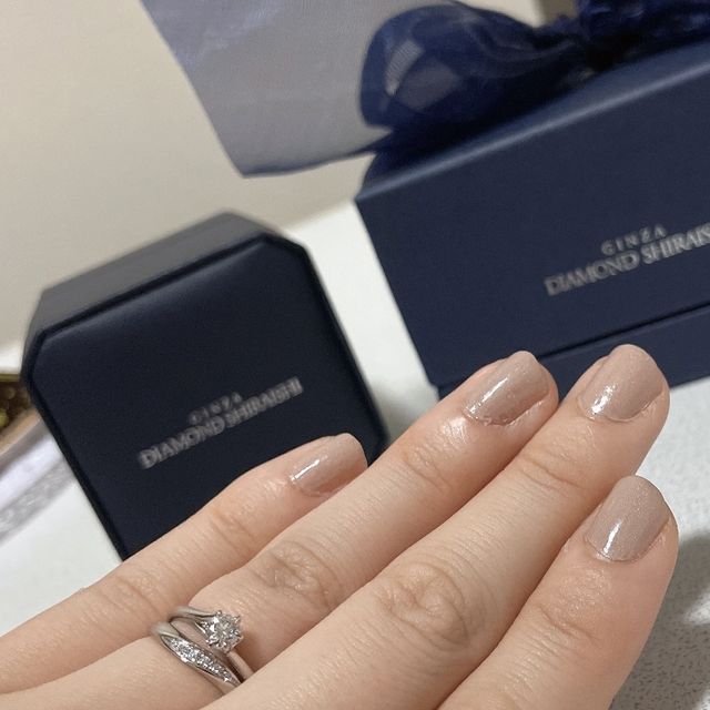 【銀座ダイヤモンドシライシの口コミ】 マリッジリングもエンゲージリングも一緒に選んだので、重ね付けしたとき…