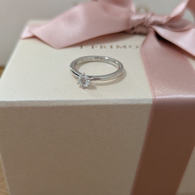 【アイプリモ(I-PRIMO)の口コミ】 中心のダイヤモンドの石座に向けてリングが細くなっており、ダイヤモンド…
