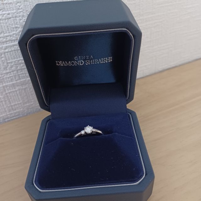【銀座ダイヤモンドシライシの口コミ】 婚約指輪らしいシンプルなデザインが良かったものの、人と被らないことも…