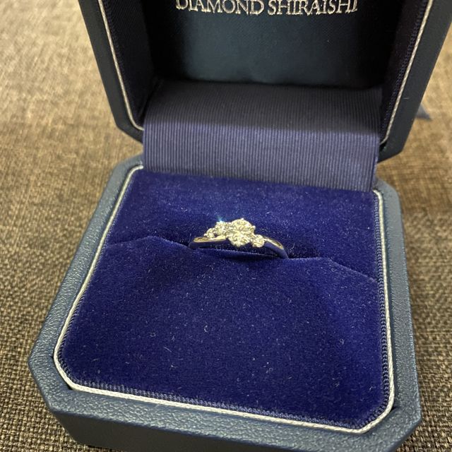 【銀座ダイヤモンドシライシの口コミ】 指輪自体のデザインに関してはおおまかに「真っ直ぐ」「ウェーブ」から選…