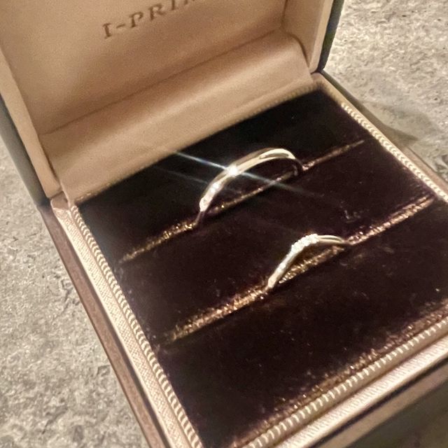 【アイプリモ(I-PRIMO)の口コミ】 指輪自体が細く華奢なのと
Vラインのデザインで指が細く長くみえるように…