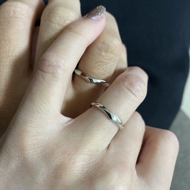 【ケイウノ ブライダル(K.UNO BRIDAL)の口コミ】 シンプルで飽きがこないデザインを選びました。日常でつけていても全く違…