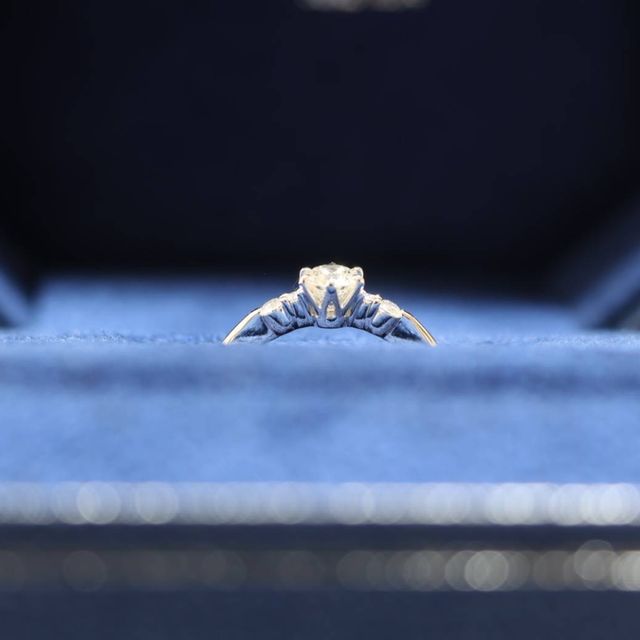 【ROYAL ASSCHER(ロイヤル・アッシャー)の口コミ】 1粒ダイヤよりはサイズが小さくてもサイドに石があるもの、重ね付けしても…