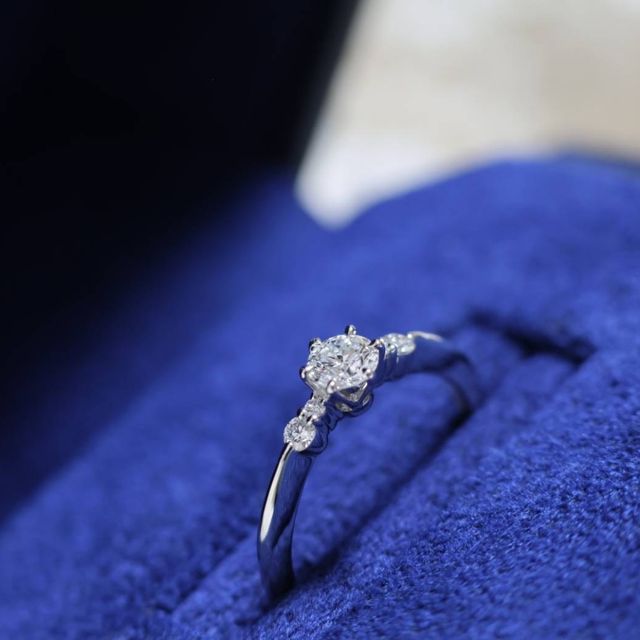 【ROYAL ASSCHER(ロイヤル・アッシャー)の口コミ】 1粒ダイヤよりはサイズが小さくてもサイドに石があるもの、重ね付けしても…