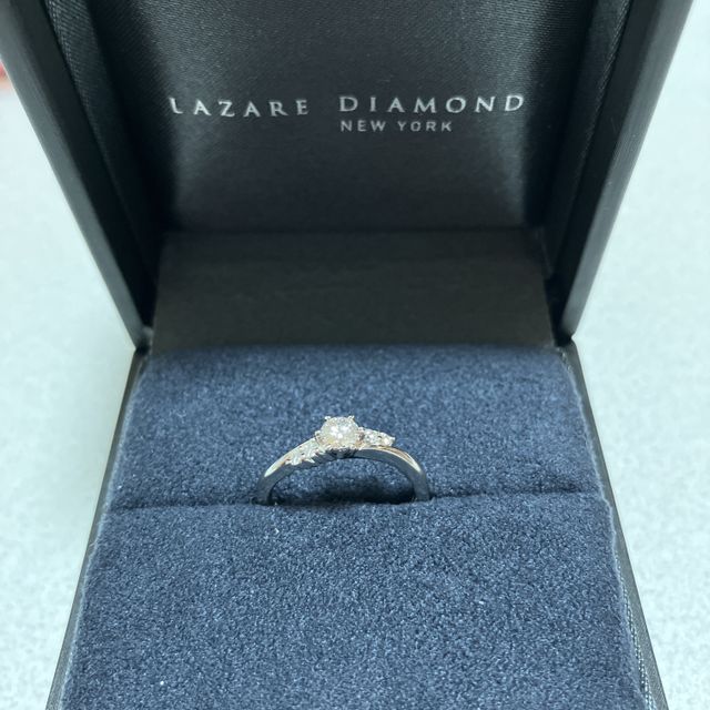 【ラザール ダイヤモンド(LAZARE DIAMOND)の口コミ】 左下がりになっているウェーブの婚約指輪です。真ん中のダイヤは0.22Carat…