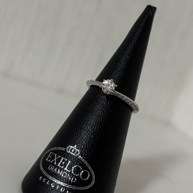 【エクセルコダイヤモンド(EXELCO DIAMOND)の口コミ】 ダイアモンドの質の良さと指を綺麗に見せてくれるデザインに一目惚れでし…