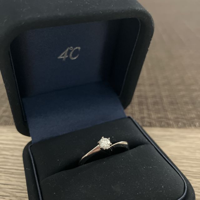 【4℃ BRIDAL(ヨンドシーブライダル)の口コミ】 シンプルでありながらも、リングの部分がウェーブしているデザインがおし…