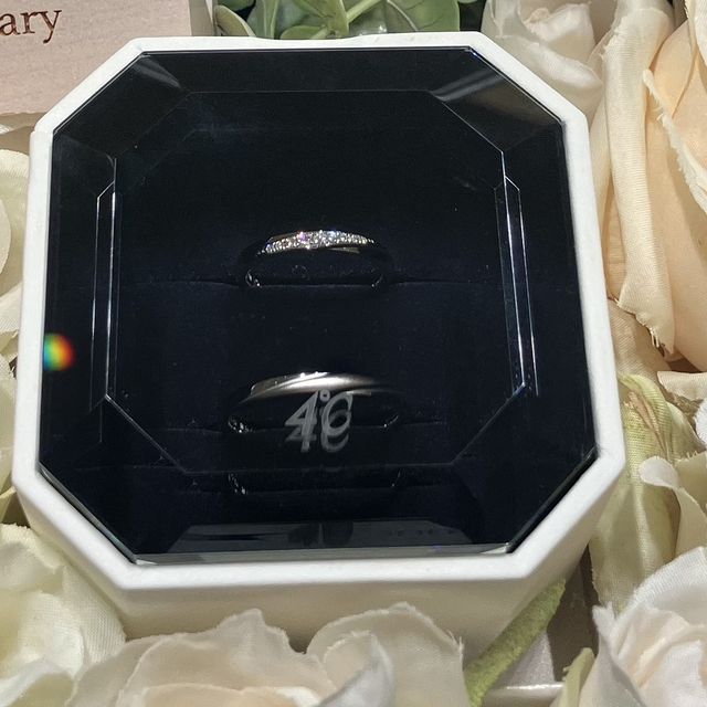 【4℃ BRIDAL(ヨンドシーブライダル)の口コミ】 婚約指輪と一緒に重ね付けしたときにもしっくりくるデザインで、ウェーブ…