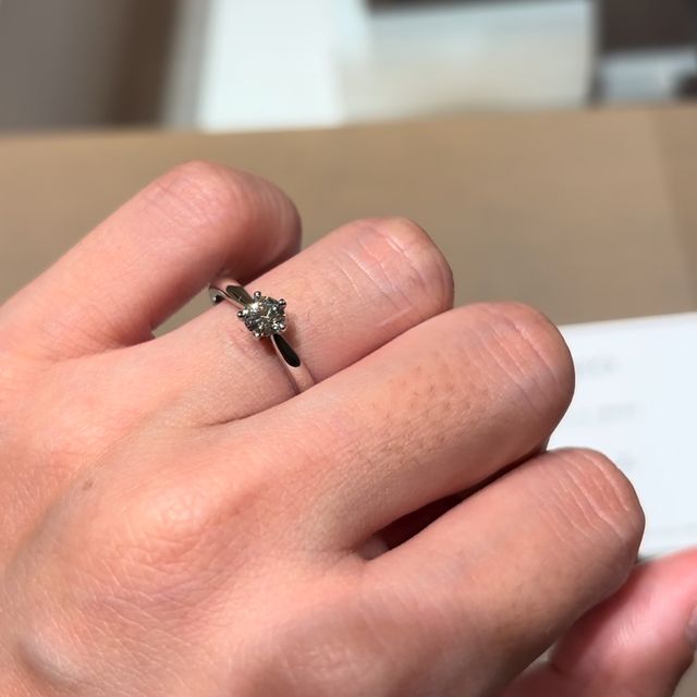 【アイプリモ(I-PRIMO)の口コミ】 新作の婚約指輪です。
ダイヤモンドを留める爪が5本で桜を表現しています…