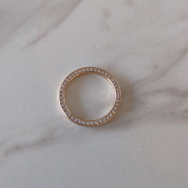 【Ponte Vecchio(ポンテヴェキオ)の口コミ】 パッと見はシンプルなデザインですが、両サイドのダイヤがキラキラと綺麗…