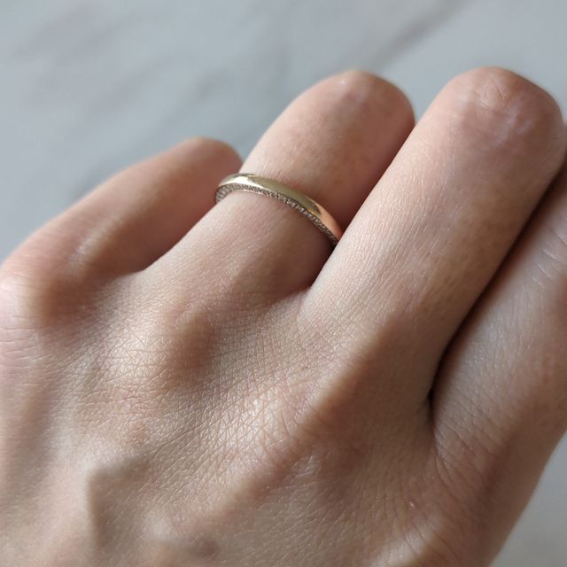 【Ponte Vecchio(ポンテヴェキオ)の口コミ】 パッと見はシンプルなデザインですが、両サイドのダイヤがキラキラと綺麗…