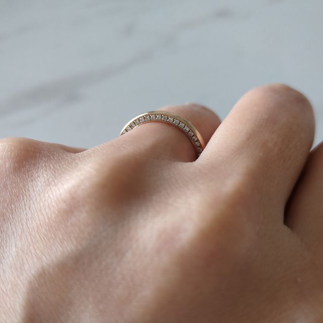 【Ponte Vecchio(ポンテヴェキオ)の口コミ】 パッと見はシンプルなデザインですが、両サイドのダイヤがキラキラと綺麗…