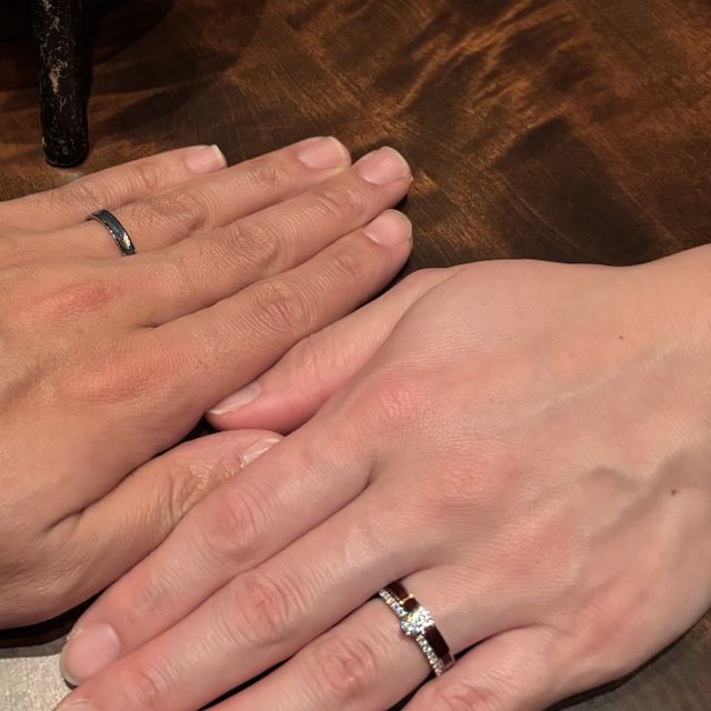 【TOMOE(トモエ)の口コミ】 上品で華やかなデザインです。センターストーンとリング周りの石の輝きが…