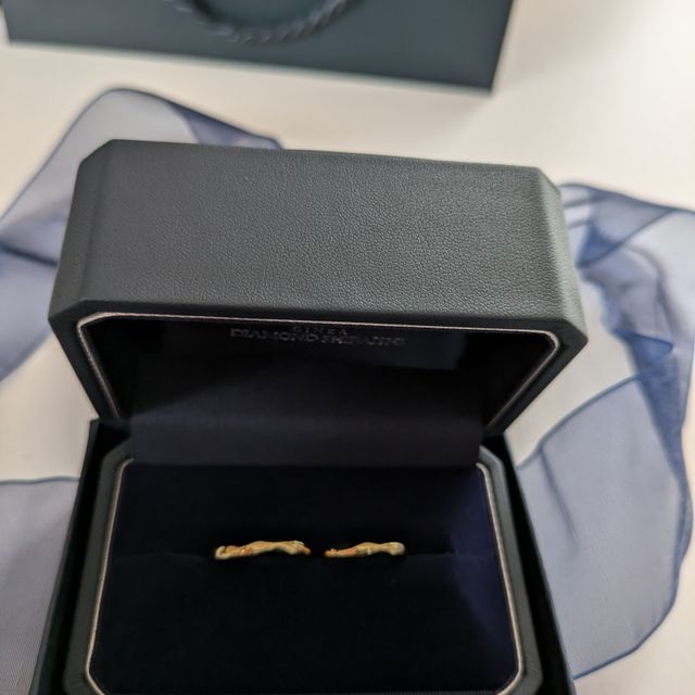 【銀座ダイヤモンドシライシの口コミ】 カラーはイエローゴールドで肌の色にも馴染みます。途中で波形になってお…