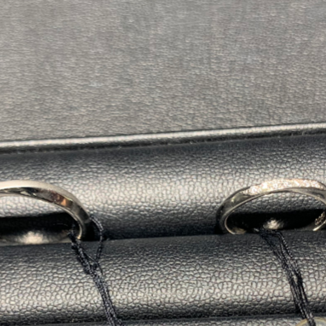 【エクセルコダイヤモンド(EXELCO DIAMOND)の口コミ】 ペアのデザインがあることと、xのようにセンターが少し細くなっていますが…