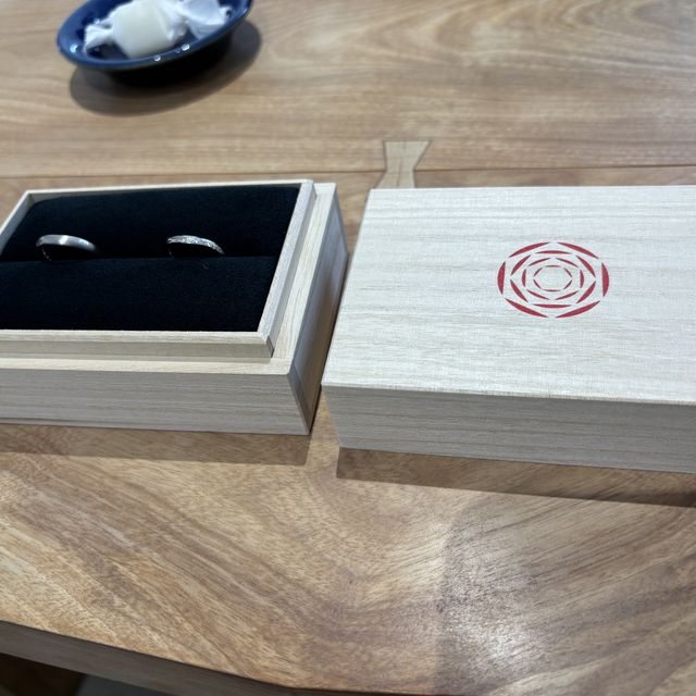 【出雲結(いずもゆい)の口コミ】 シンプルで可愛く、職人さんの手仕事による丁寧な指輪作りに感動した。
ま…