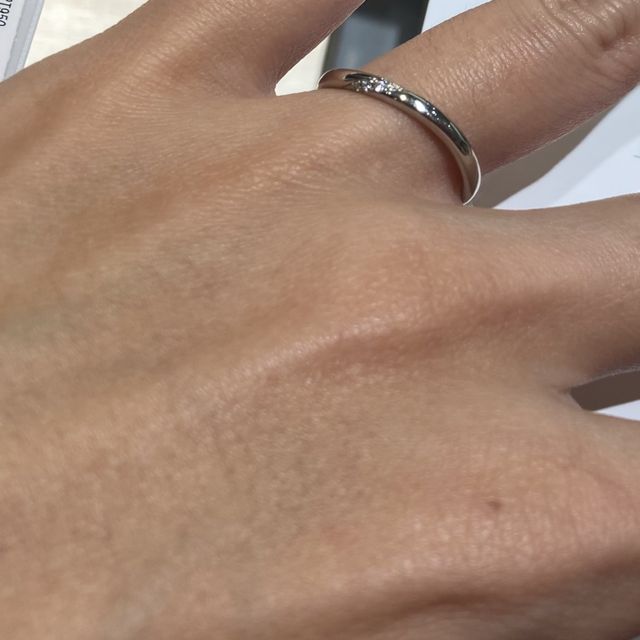 【アイプリモ(I-PRIMO)の口コミ】 ウェーブ型で宝石が入ったものを探していました。希望の指輪をスタッフの…