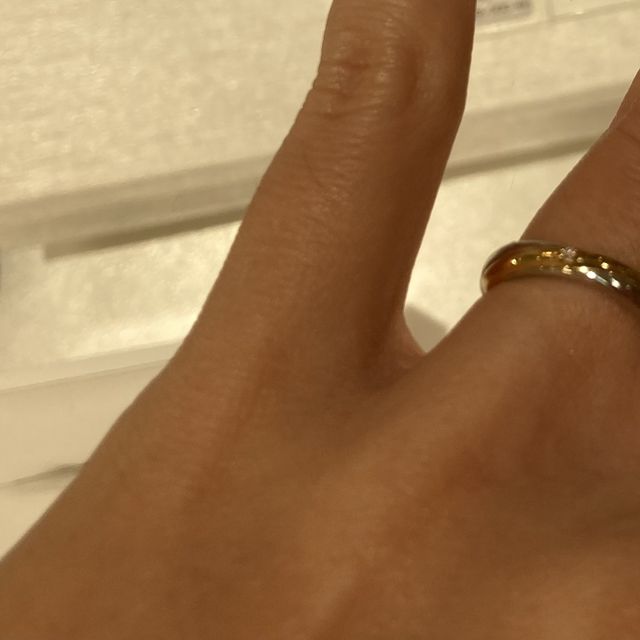 【杢目金屋(もくめがねや)の口コミ】 落ち着いた色味、一粒のダイヤが可愛くて試着させてもらいました。木目調…