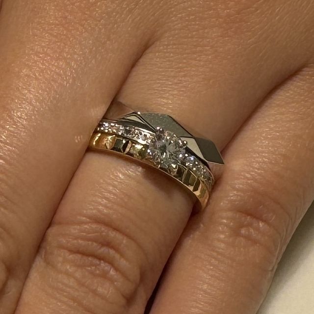 【ブシュロン(BOUCHERON)の口コミ】 イエローゴールドが印象的な、キャトルコレクションの婚約指輪です。キャ…