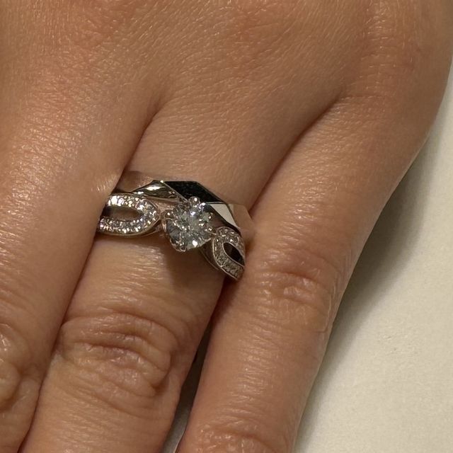 【ブシュロン(BOUCHERON)の口コミ】 ブシュロンらしい独特のデザインで、最初見たときはにあうのかな、と半信…