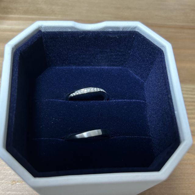【4℃ BRIDAL(ヨンドシーブライダル)の口コミ】 シンプル目でデザインをペアで近いものにしたかったため、ダイヤが入って…