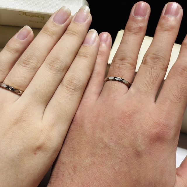 【Honey Bride(ハニーブライド)の口コミ】 キラキラしたカット製法で、リングが2重になってます。
ピンクゴールドの…