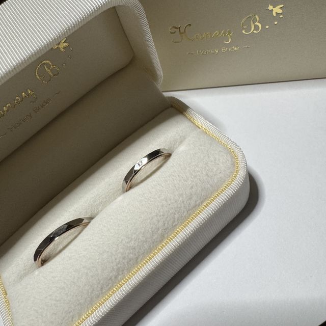 【Honey Bride(ハニーブライド)の口コミ】 キラキラしたカット製法で、リングが2重になってます。
ピンクゴールドの…