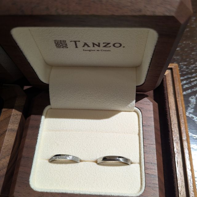 【TANZO.(鍛造指輪)の口コミ】 スターダストとヘアラインと、男女で違いを出しつつも、統一感もあるデザ…