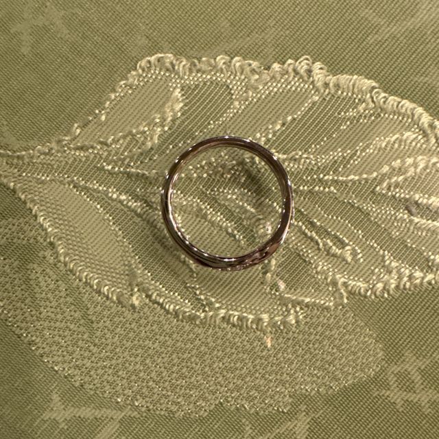 【アイプリモ(I-PRIMO)の口コミ】 美しい曲線状の形状が指きれいにながく見せてくれます。派手すぎないデザ…