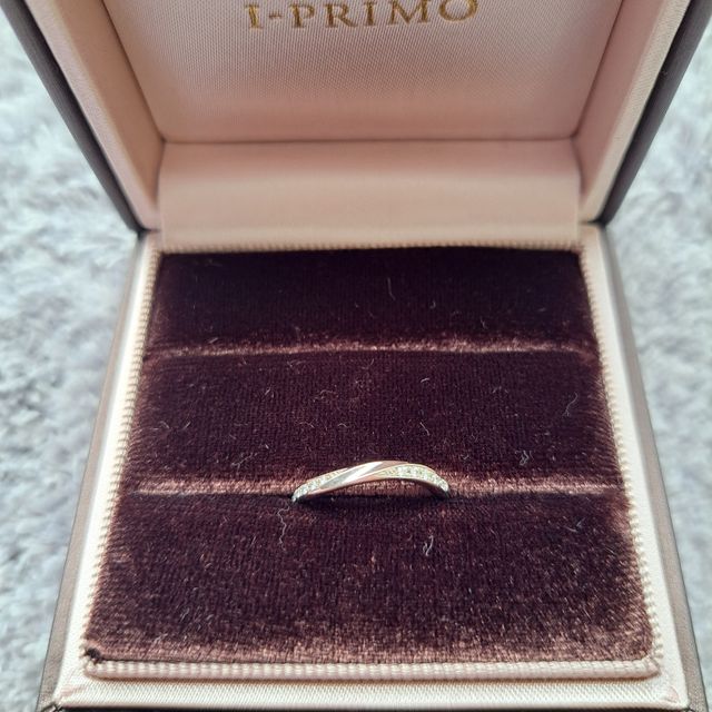 【アイプリモ(I-PRIMO)の口コミ】 指がきれいにみえて、派手すぎないものを探しました。ダイヤがセンターで…