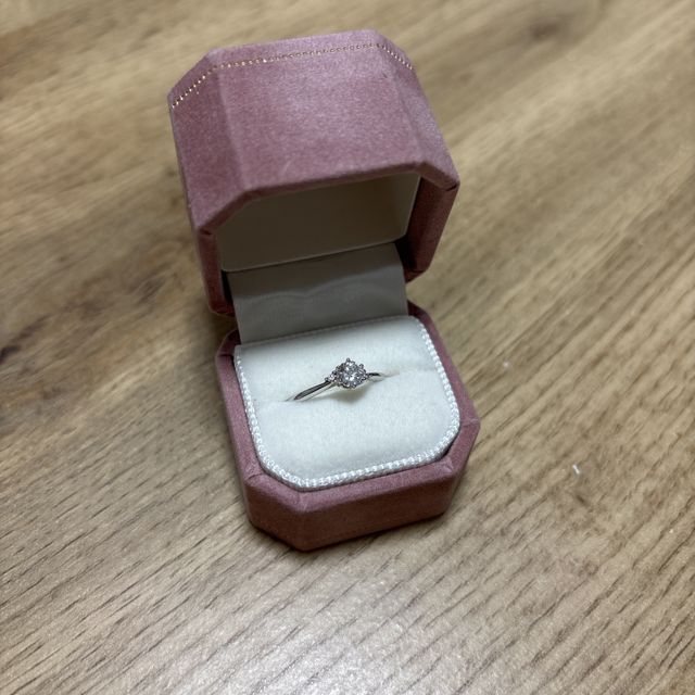 【COEUR D'OR(クゥドール)の口コミ】 大きなダイヤが非常に目立つデザインです。ピンクのボックスに入っている…