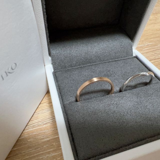 【TOWA(永遠)の口コミ】 指輪のデザインはとてもシンプルな物を
選びました。ただ、自分の指が太い…