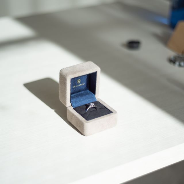 【BRILLIANCE+(ブリリアンスプラス)の口コミ】 大きなダイヤモンドの周りに小さいダイヤモンドが散りばめられており、非…