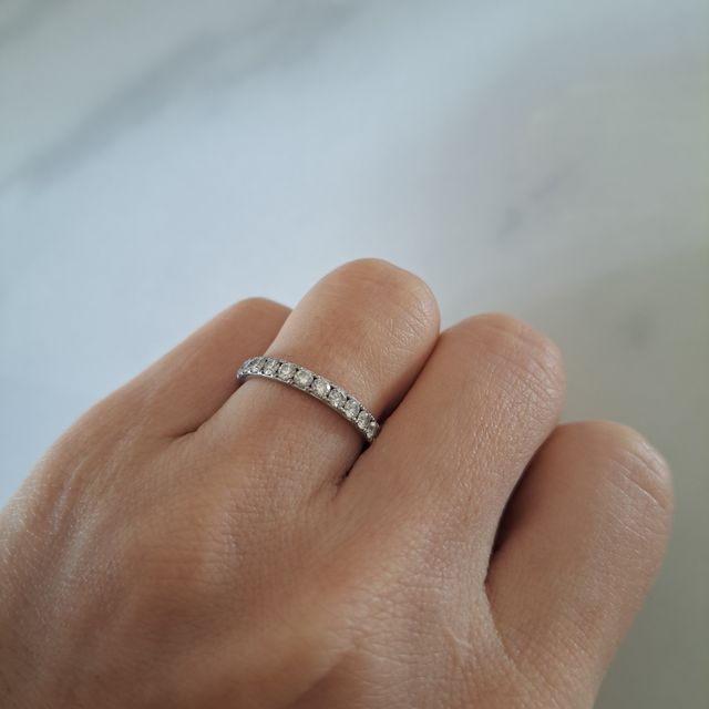 【4℃ BRIDAL(ヨンドシーブライダル)の口コミ】 プラチナのハーフエタニティのリングです。ストレートのシンプルなデザイ…