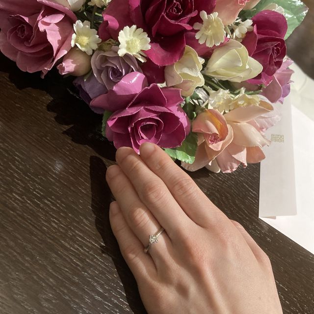 【TANZO.(鍛造指輪)の口コミ】 ダイヤモンドが浮いているようなデザインとなっている。流れるような流線…