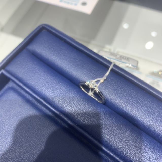 【銀座ダイヤモンドシライシの口コミ】 カットのランクが最高ランクで、拡大鏡でみてもとても綺麗な輝きでした。…