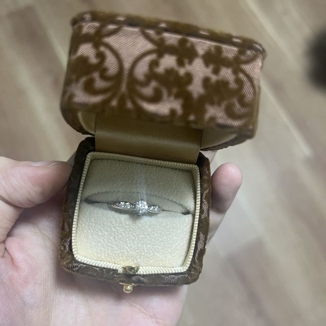 【アンジェリックフォセッテ(Angelique Fossette)の口コミ】 ストレートデザインで、メレダイヤのついたものを探していました。購入し…