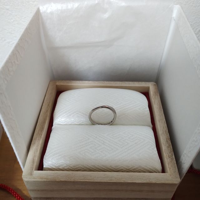 【TOMOE(トモエ)の口コミ】 細めのウェーブ型で指にはめた時に指が長く見える。また、男性用、女性用…