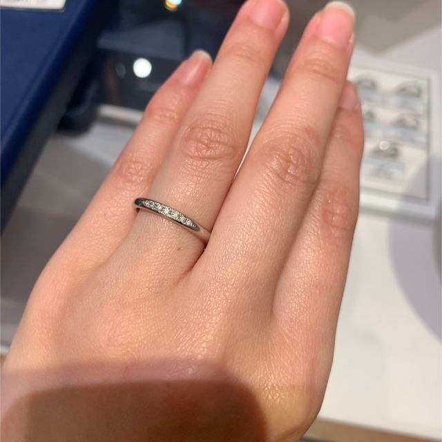 【銀座ダイヤモンドシライシの口コミ】 ストレートのリングですが、ダイヤの大きさとデザインで少しぽってりした…