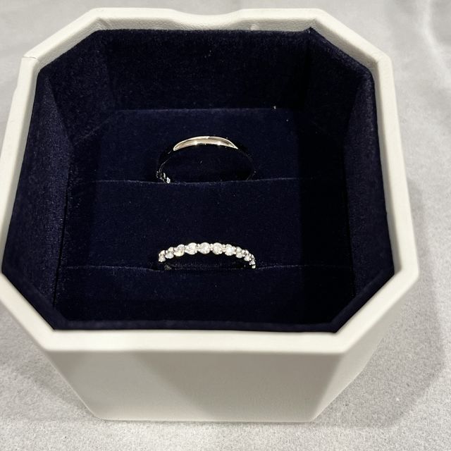 【4℃ BRIDAL(ヨンドシーブライダル)の口コミ】 デザインに関しては、直線のリングがいい新郎と4°Cが得意な曲線のデザ…