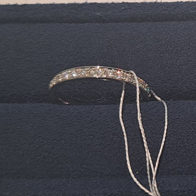 【4℃ BRIDAL(ヨンドシーブライダル)の口コミ】 ストレートのタイプなので、重ねづけがしやすいデザインです。ハーフエタ…